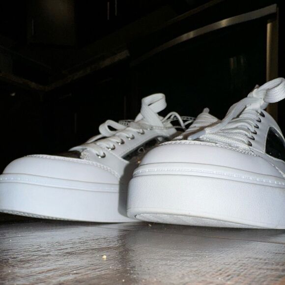 Guess Wgerics2 Women's Tennis Shoes Nwt sz 9.5 - Picture 13 of 16